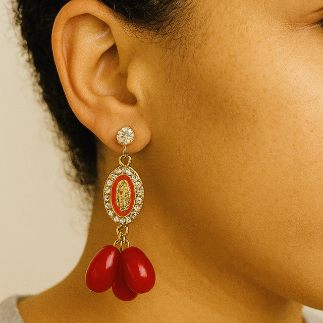 Rosa Roja – Gouden Oorbellen met Rode Druppelbedels 