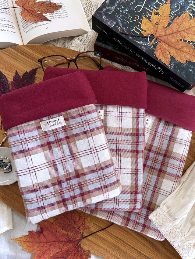 Pochette à livres molletonnée Claire en flanelle bordeaux – fait main