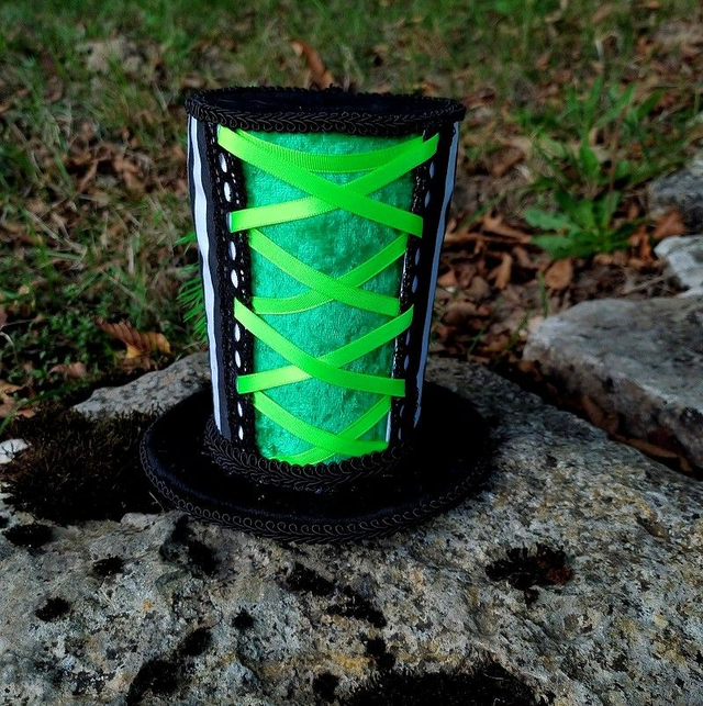 Petit chapeau gothique rayé noir et blanc satin vert.