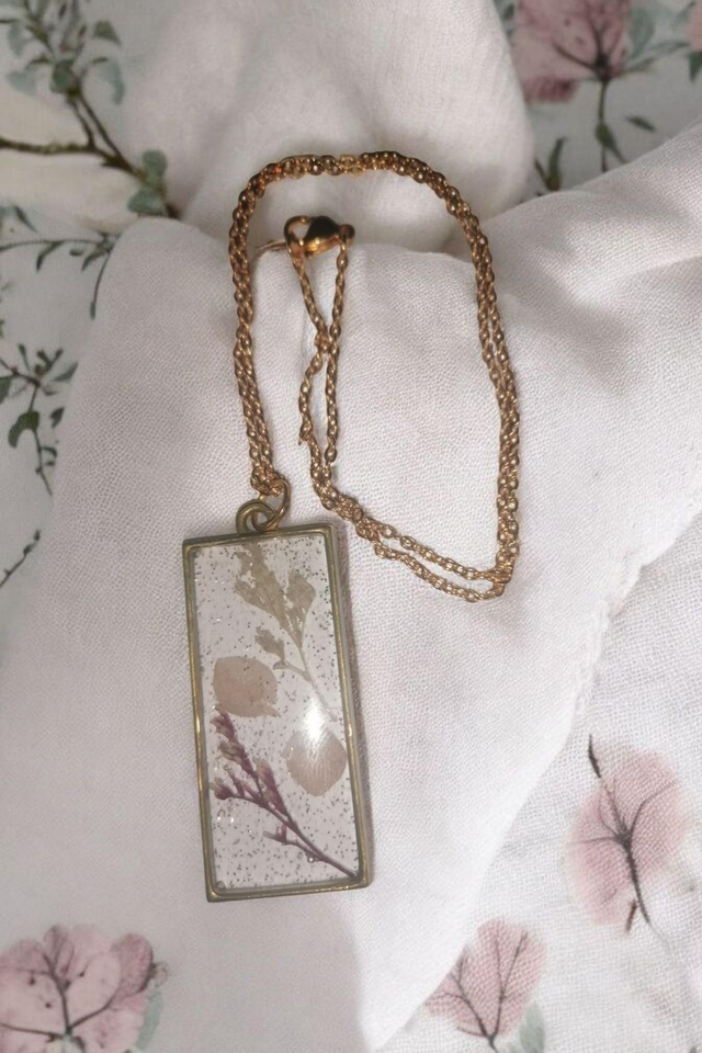 Collier fleurs en résine uv, hypoallergénique fait main 