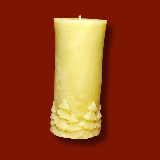 Stumpenkerze mit Tannen