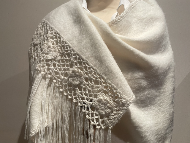 Alpaca omslagdoek met gehaakte rand off-white