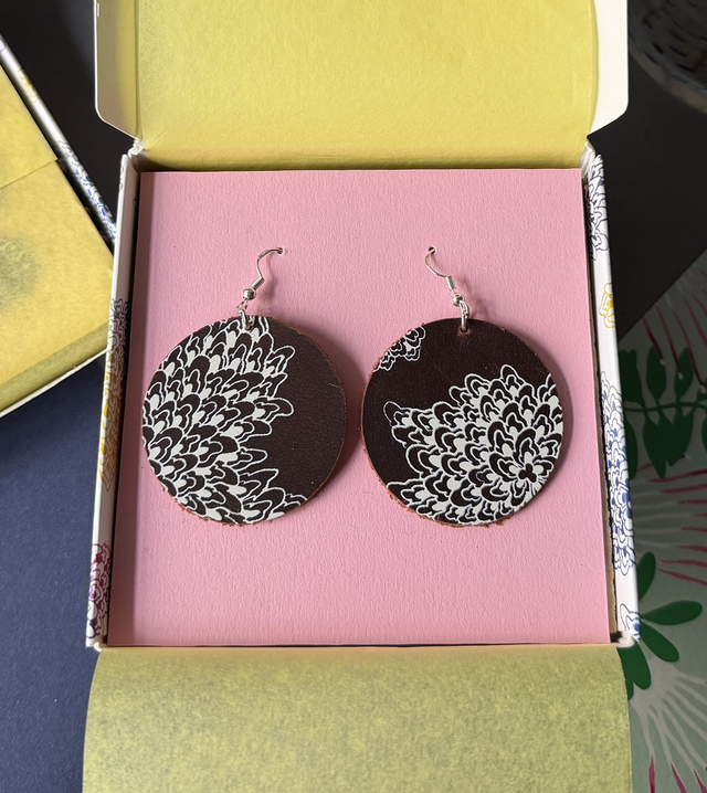 Ohrringe groß aus Rindsleder Siebdruck weiß (inkl. Geschenkbox)