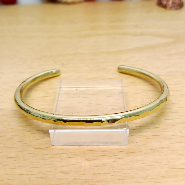 Bracelet rond en laiton, léger et martelé