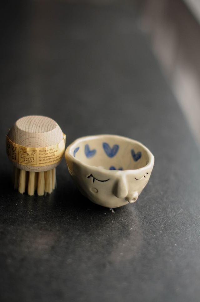 Pilzköpfchen mit Gemüsebürste, blau