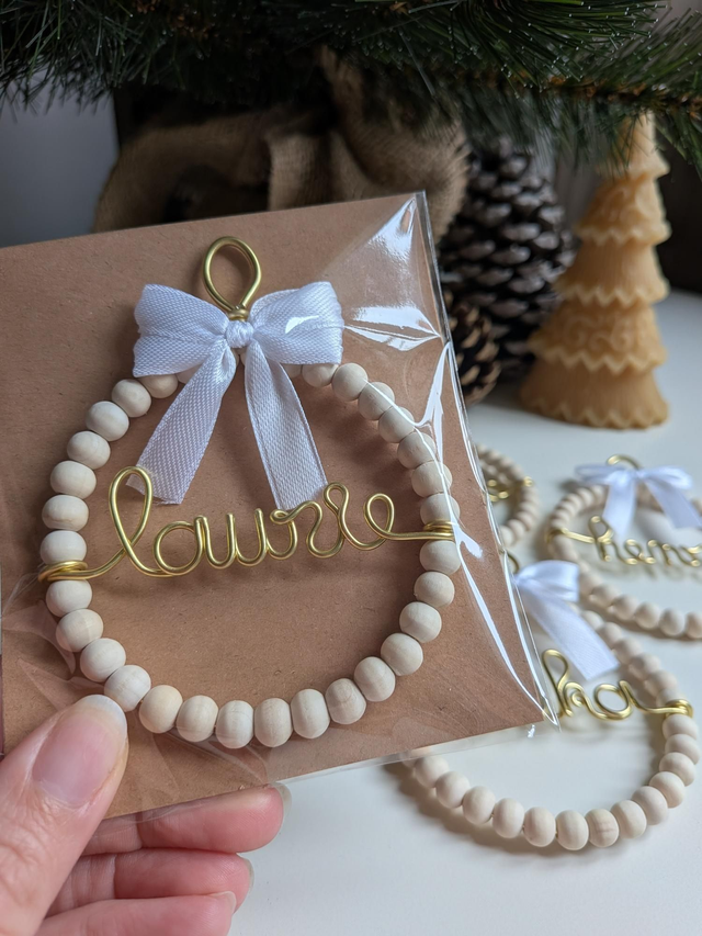 Boule de Noël perles bois personnalisée - Boule de Noël prénom personnalisée – Cadeau fin d'année – Noël blanc - Noël en famille