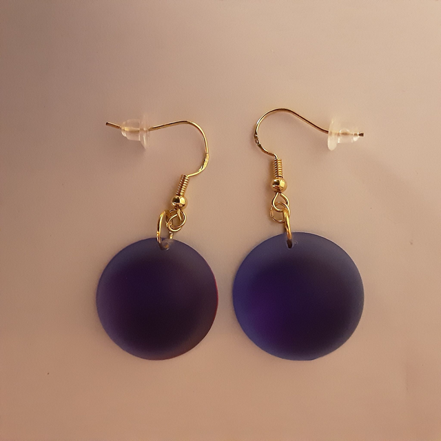 Boucle d’oreille demie sphère violet bleu opalescent et sequin rose fushia au dos