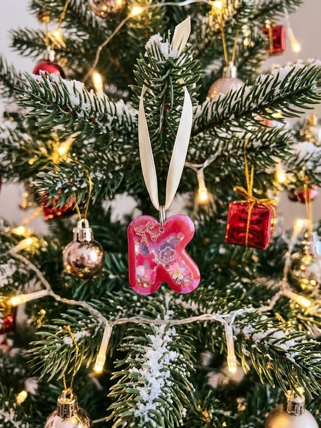Décoration sapin de Noël Lettre de 3,5cm en résine UV couleurs et style au choix, remplies avec des accessoires aléatoires avec ruban en satin