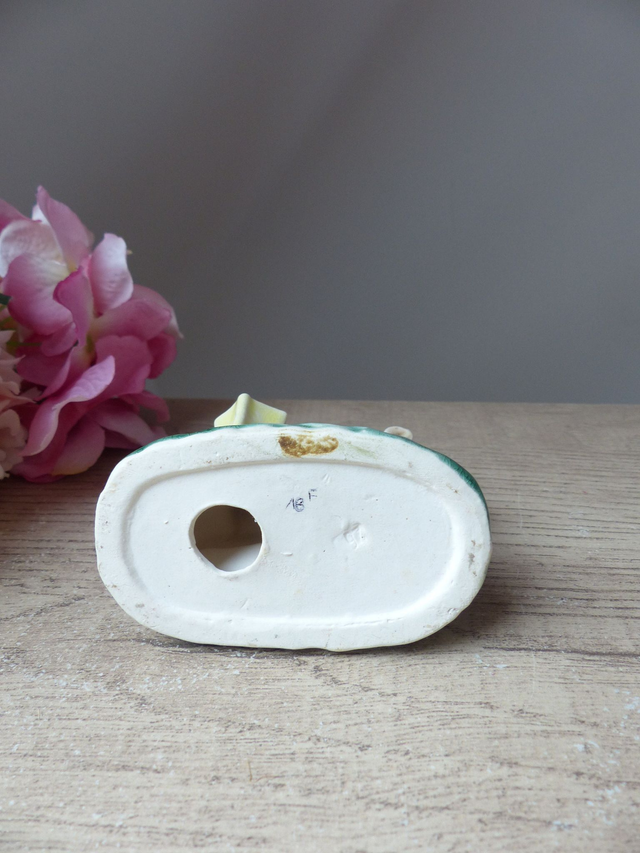 Figurine Vintage Couple de Lapins en Céramique Émaillée – Scène Romantique au Parc – Décoration Cadeau Amoureux – Peinte à la Main – 8 cm