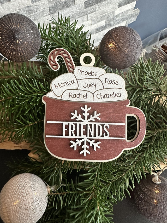☕ Boule de Noël personnalisée en bois – Tasse de chocolat chaud et marshmallows 🎄