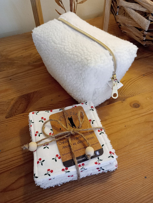 Ensemble trousse à maquillage et lingettes