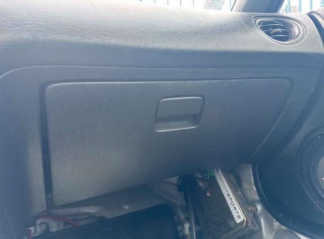 Boîte à gants + bouton 