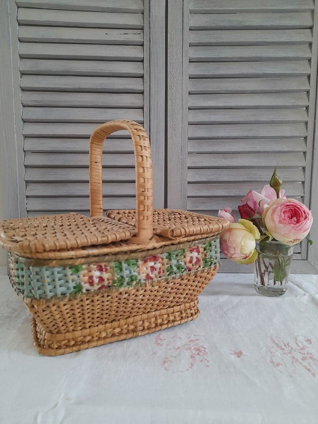 Panier ancien avec frise de roses peintes
