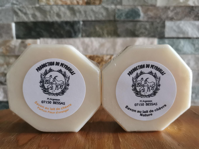 1 savon nature et 1 savon fleur d'oranger 