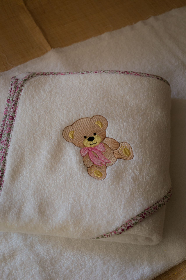 Cape de bain BB ours à nœud rose