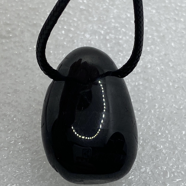 Pendentif Galet en Hypersthène – Cordon PU