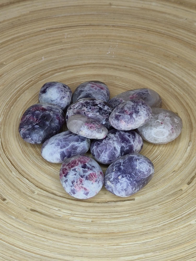 Anhydrite sur Rubélite - Pierre roulée