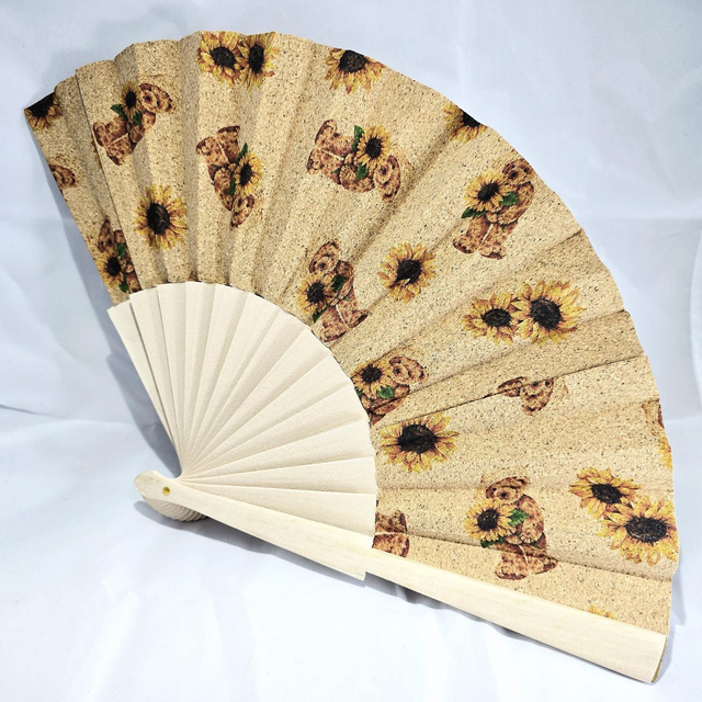 Éventail "Ours et son tournesol" en tissu de liège et base en bois