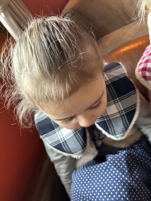 Col fausse-fourrure et tartan marine 