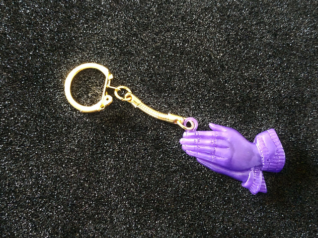 Porte-clés mains en prière violet