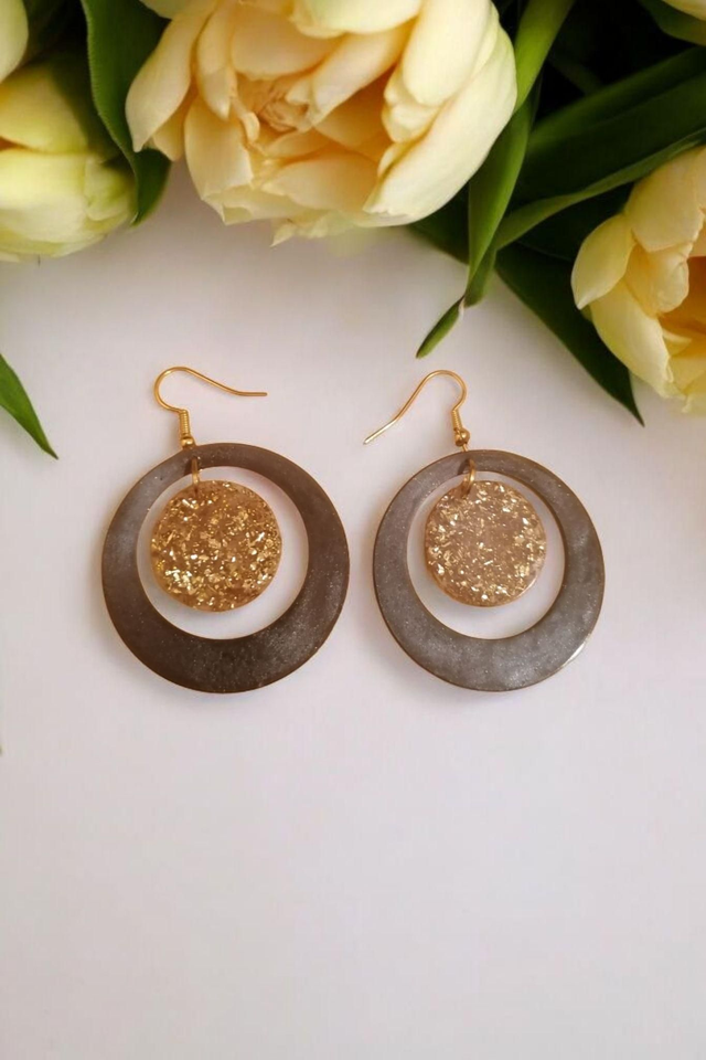 Boucles d&#039;oreilles noir et dorée ronde 