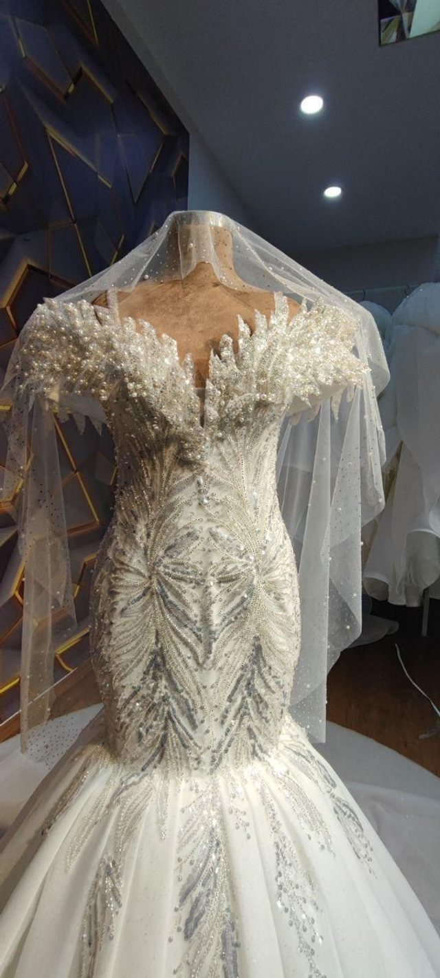 Robe de Mariée Sirène Col V feuilleté avec Paillettes Perles Épaules Dénudés / Réf : RMS92