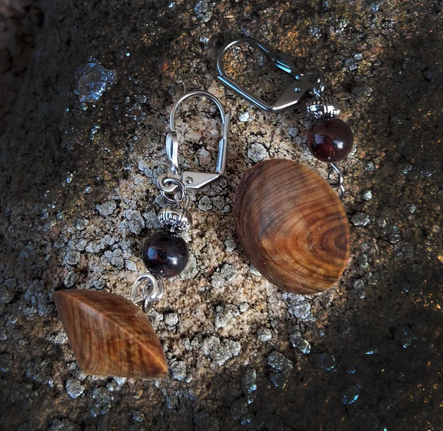 Boucles d'oreilles bois et pierres, génévrier et jade marron