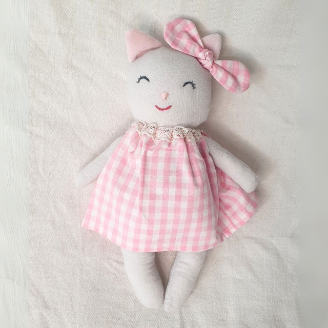 Camille, la poupée chat au nœud assorti