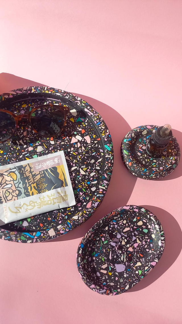 Mydelniczka, kolorowe lastryko, czarna