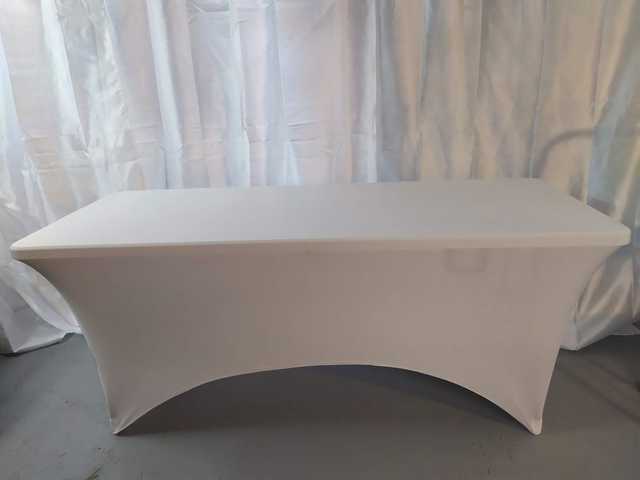 Table et housse blanche