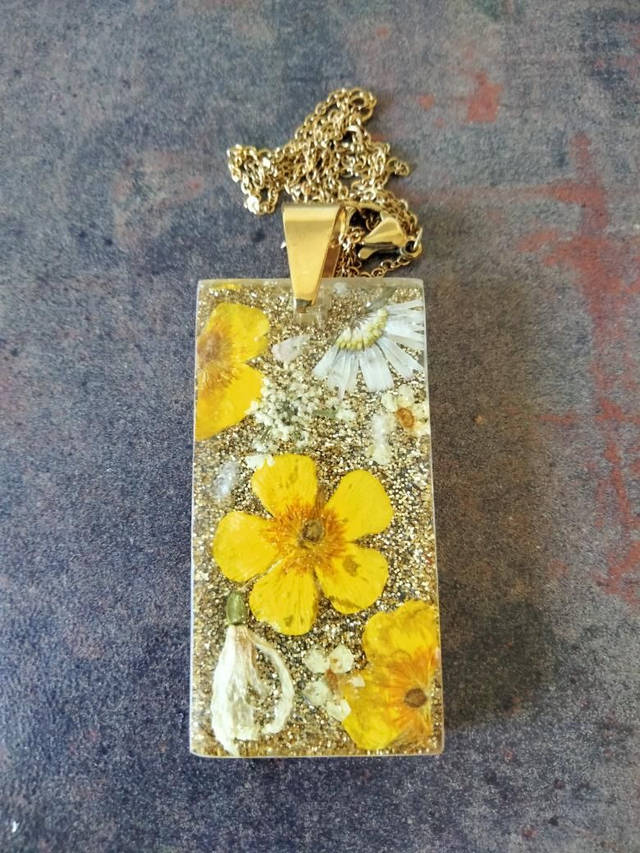 Pendentif en résine époxy fond pailleté avec insertion de fleurs séchées 