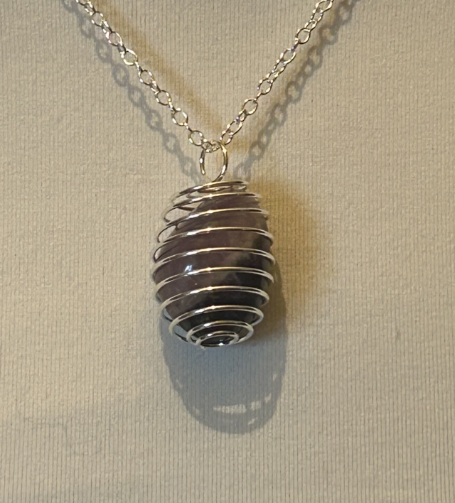 Collier “Protection &amp; Éveil” – Améthyste en cage argentée