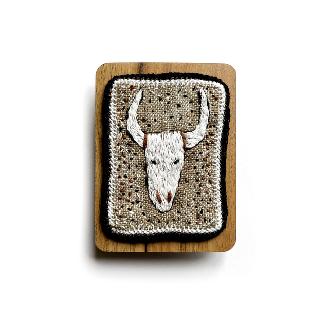 Ex-voto brodé : crâne de gnou blanc