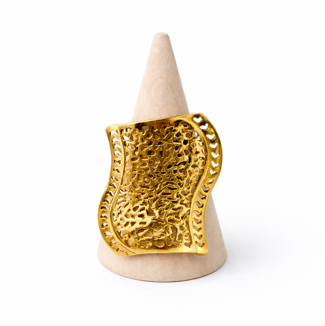 Anillo acero dorado alfombra árabe 