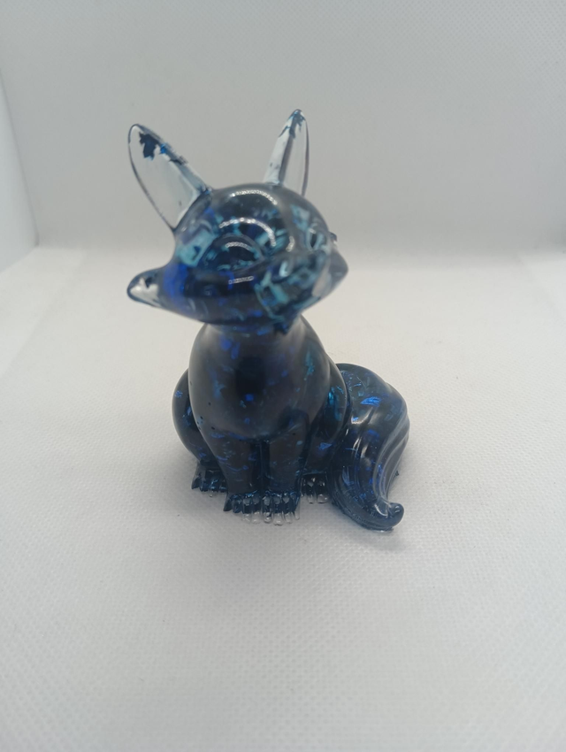 Renard assis feuille d'or bleu