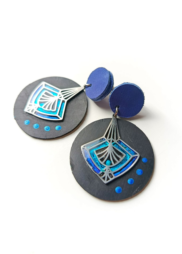  Prêtresse de la Tèrra Nòira - Chambre à air de tracteur Peinte et Résinée - Lys