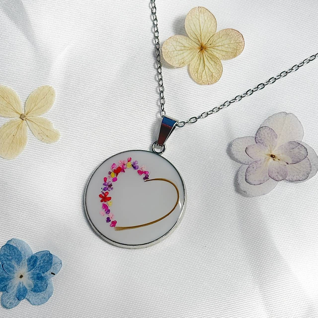 Náhrdelník s príveskom zo živice, sušených kvetov a vlasov dieťatka - spomienkový šperk na mieru