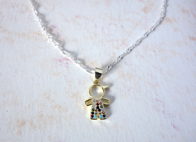 Colgante de niño con circolitas de colores hecho en plata 925 y bañado en oro.