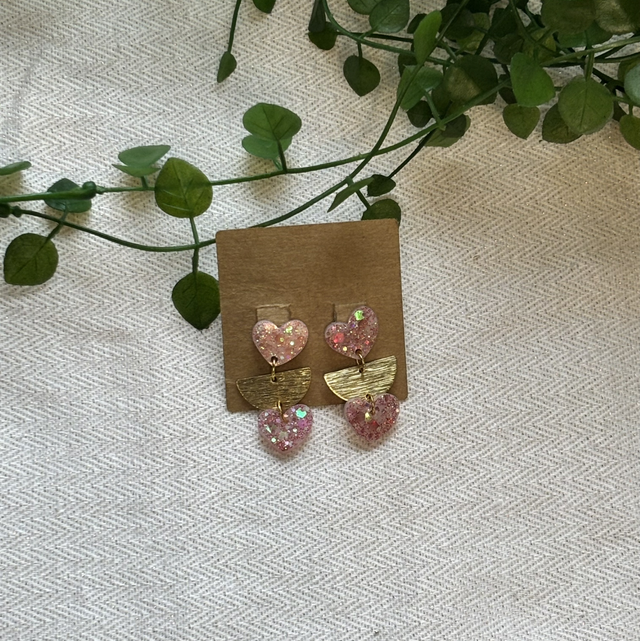Boucles d’oreilles fantaisie rose et dorées 