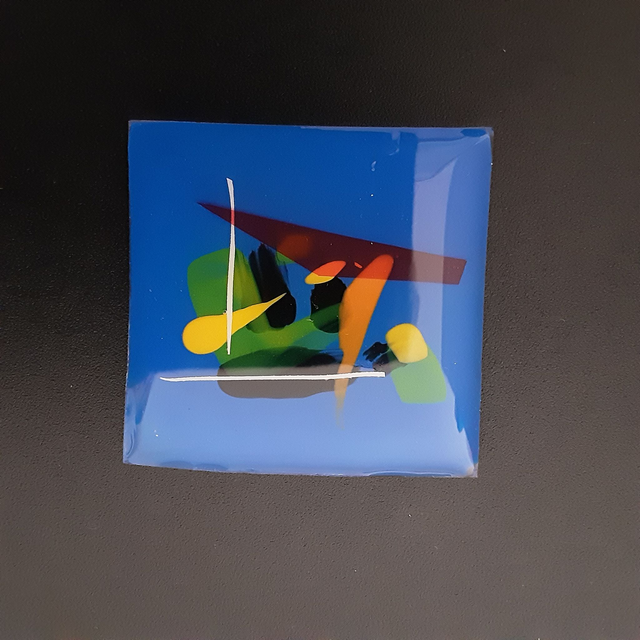 Broche grand carré collection peinture fond bleu roy-décor multicolore