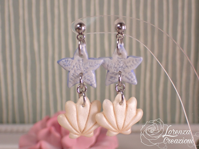 Orecchini a tema marino con conchiglie e stelle marine, azzurro e bianco perla