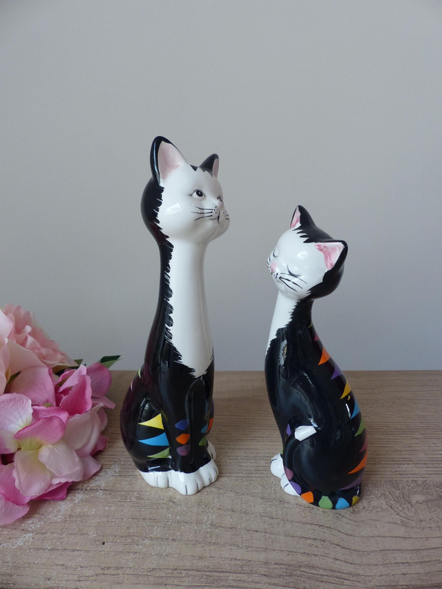Ensemble deux chats heureux en céramique - Sculptures modernes peintes main – Chats colorés et romantiques - Décoration originale maison