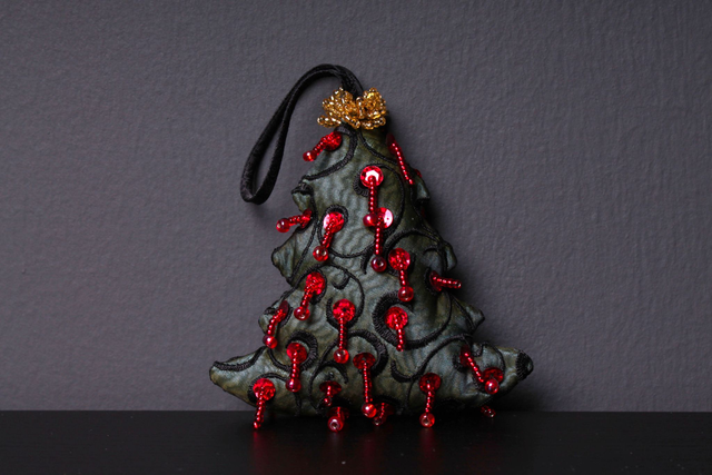 Handbestickter textiler Christbaumanhänger