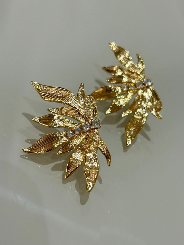 BRINCO FOLHAGENS TEXTURIZADO COM CRAVAÇÃO DE ZIRCÔNIAS BANHADO EM OURO 18K