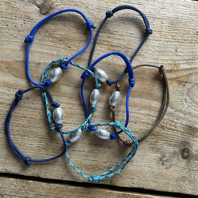 Armbandje met verzilverd rugbyballetje