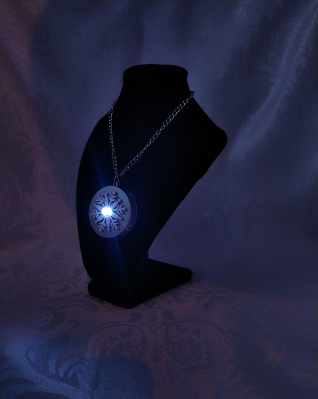 Collier pendentif flocon lumineux LED