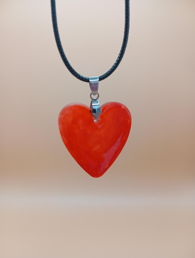 Pendentif en résine - Coeur rouge