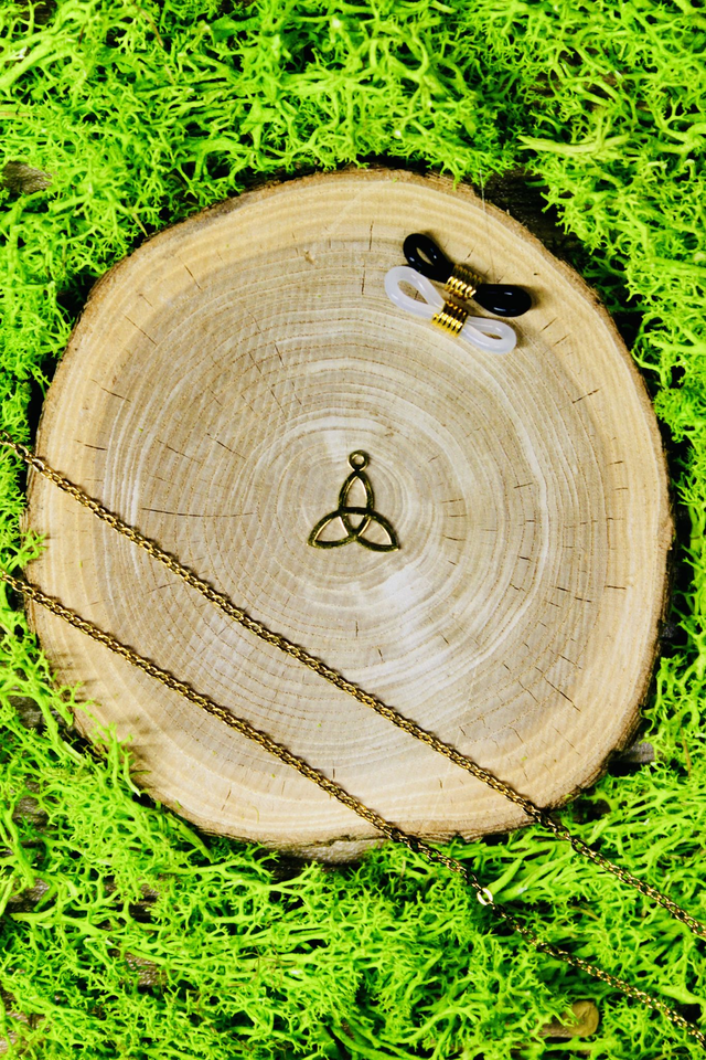 Chaine de lunettes intemporelle dorée personnalisée Triquetra