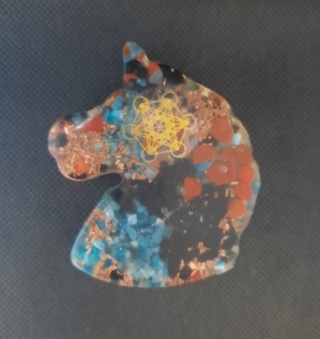 Licorne Orgonite Apatite Bleue / Jaspe rouge / Tourmaline noire