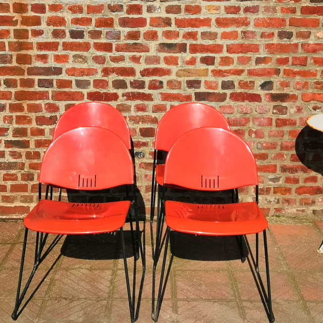 Chaise en métal rouge « talon»